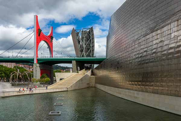 Bilbao : musée Guggenheim, « Arc rouge » par Daniel Buren
