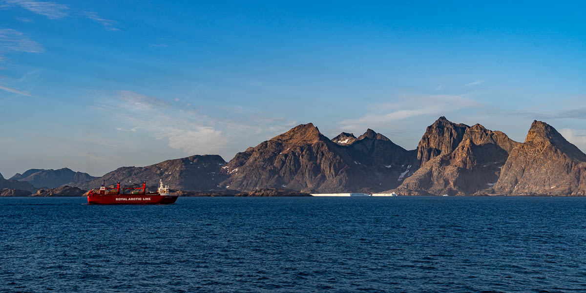 Montagnes de Nunarsuit, cargo, icebergs