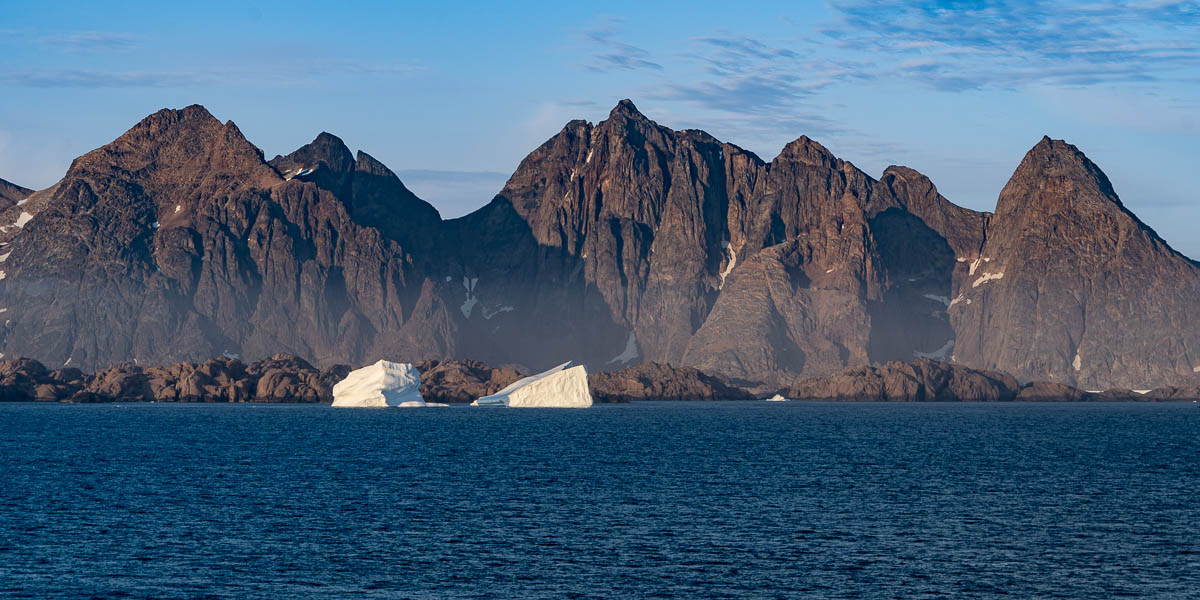 Montagnes de Nunarsuit, icebergs