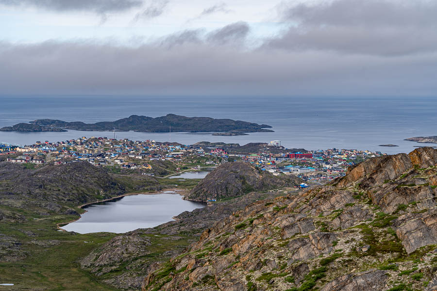 Sisimiut, col sous le Nasaasaaq : vue vers le port