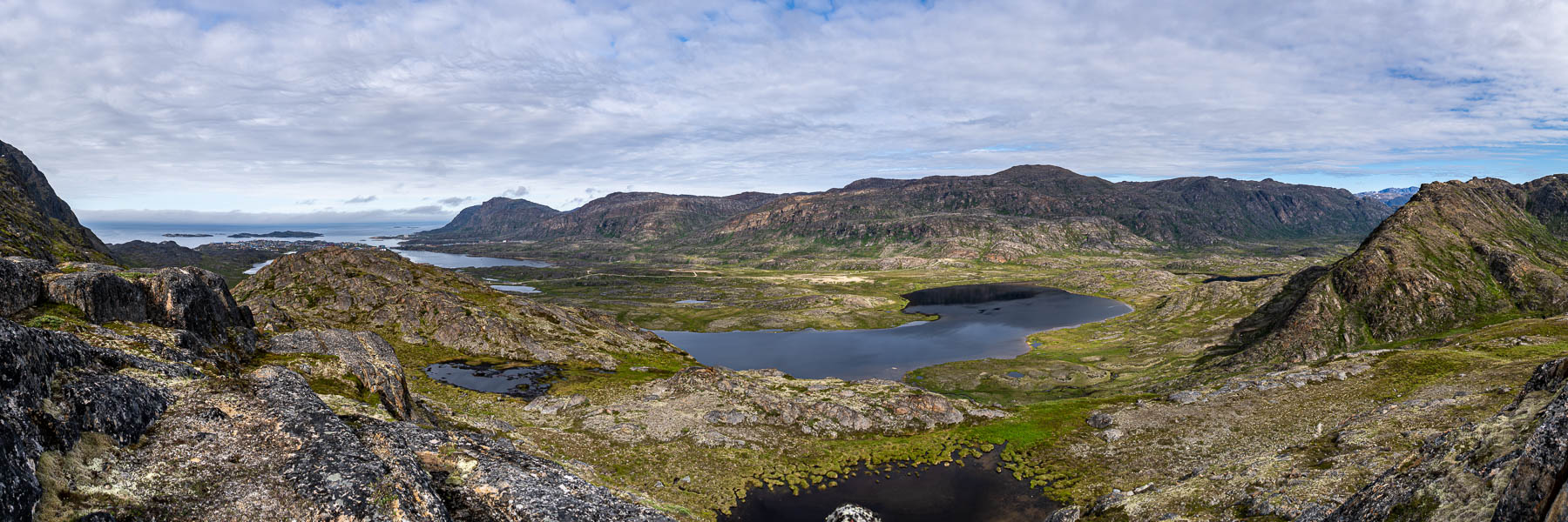 Sisimiut, col sous le Nasaasaaq : vue vers les lacs