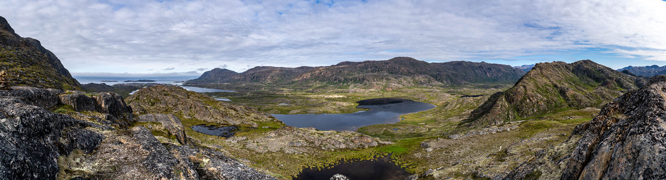Sisimiut, col sous le Nasaasaaq : vue vers les lacs