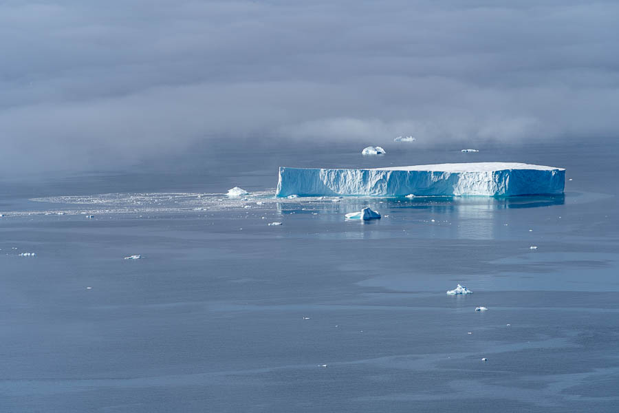 Qeqertarsuaq : iceberg tabulaire