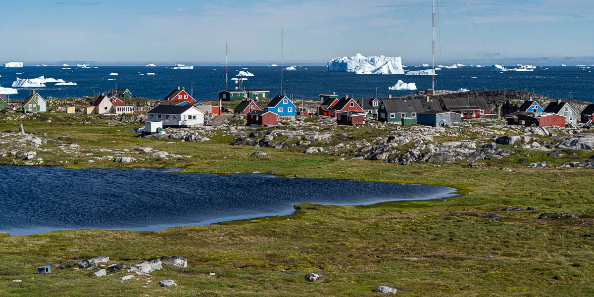 Qeqertarsuaq : étang, maisons et icebergs