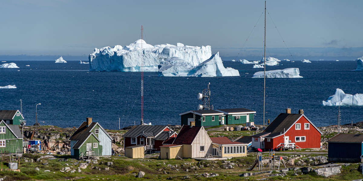 Qeqertarsuaq : maisons et icebergs