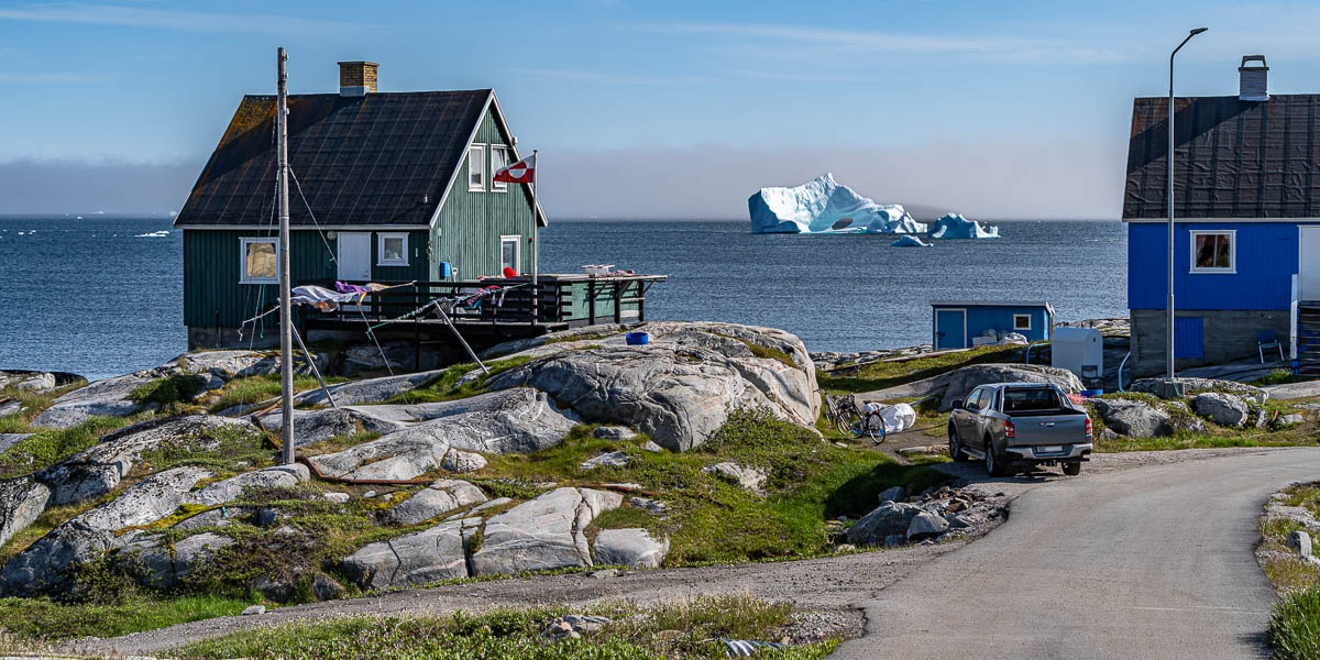 Qeqertarsuaq : maisons et icebergs