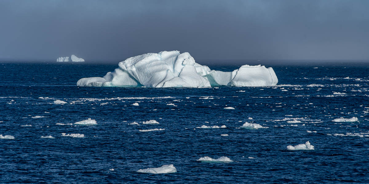 Baie de Qeqertarsuaq : iceberg et bourguignons (growlers)