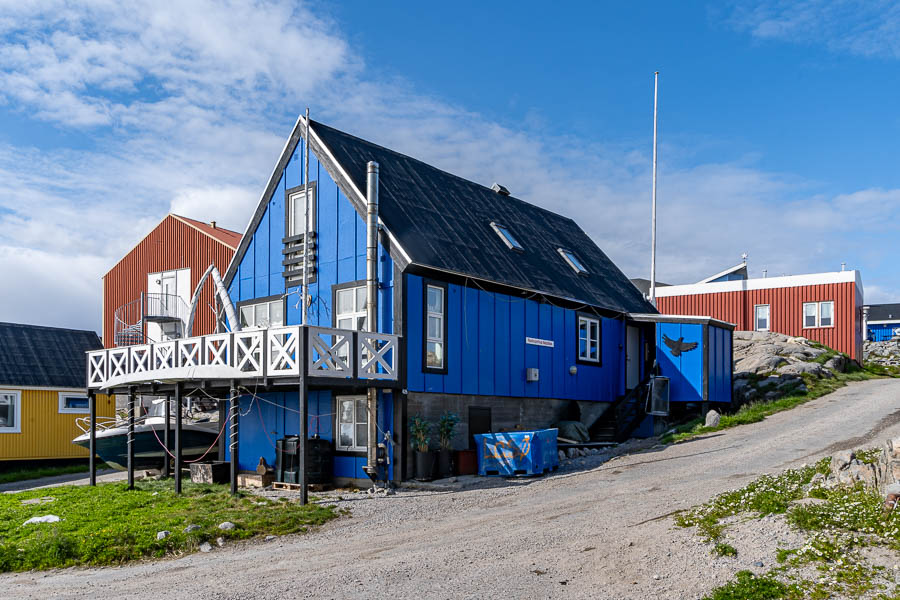 Uummannaq : maison bleue adossée à la colline