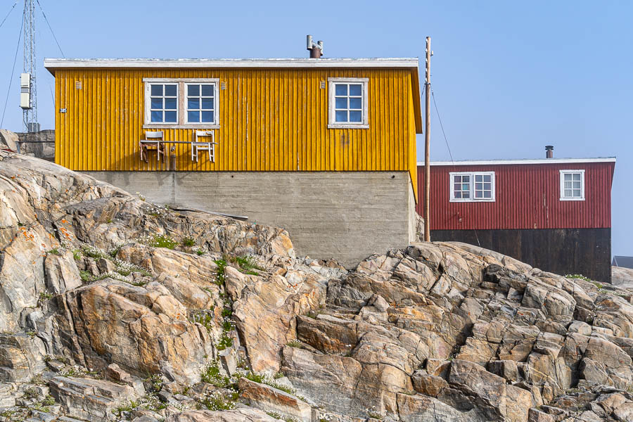 Uummannaq : maison jaune aux chaises