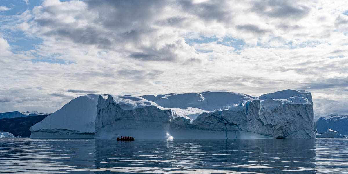 Fjord d'Uummannaq : iceberg et zodiac