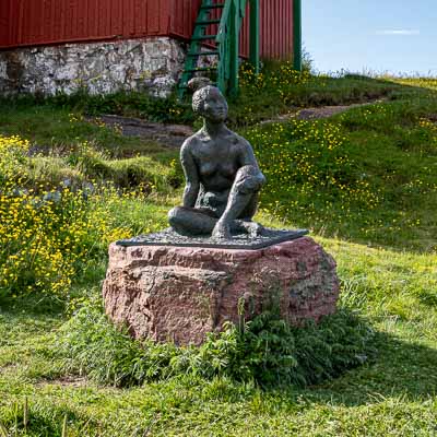 Qaqortoq : statue de femme inuite près du musée