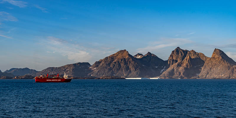 Montagnes de Nunarsuit, cargo, icebergs