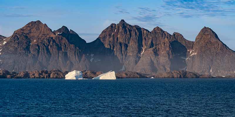 Montagnes de Nunarsuit, icebergs