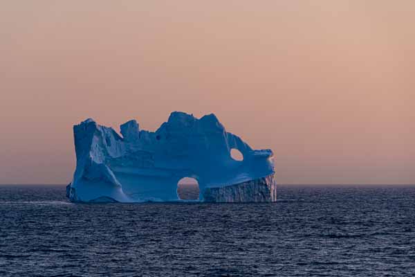 Iceberg au coucher du soleil