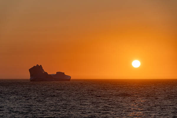 Iceberg au coucher du soleil