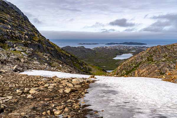 Sisimiut, col sous le Nasaasaaq, 260 m : vue vers le port