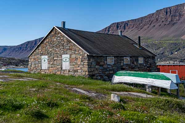 Qeqertarsuaq : this house is watching you