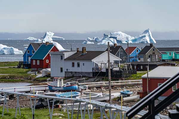 Qeqertarsuaq : maisons et icebergs
