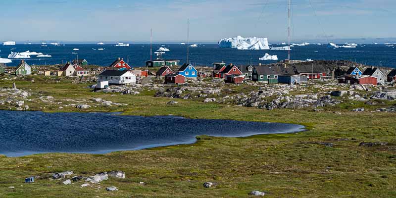 Qeqertarsuaq : étang, maisons et icebergs