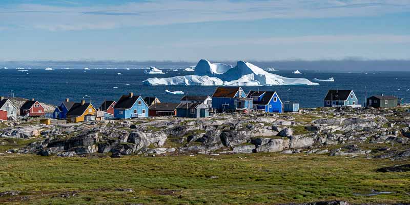 Qeqertarsuaq : maisons et icebergs