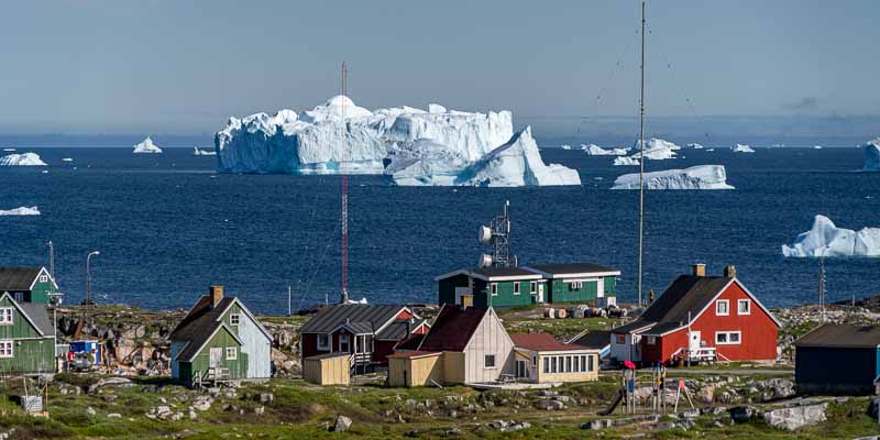 Qeqertarsuaq : maisons et icebergs