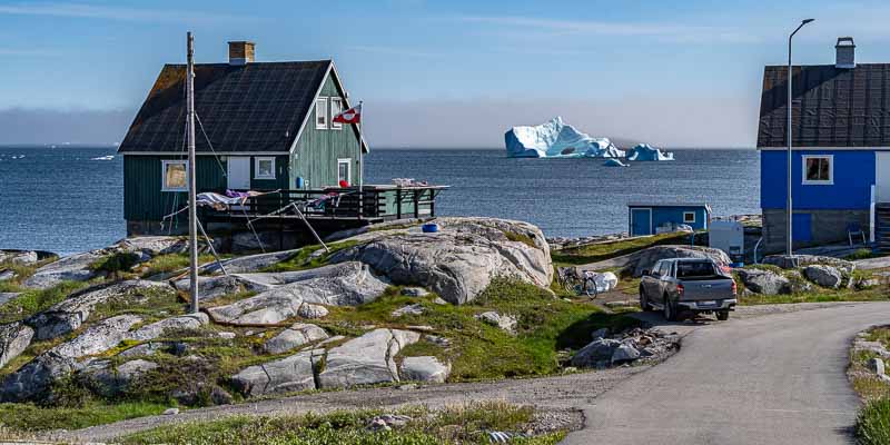 Qeqertarsuaq : maisons et icebergs