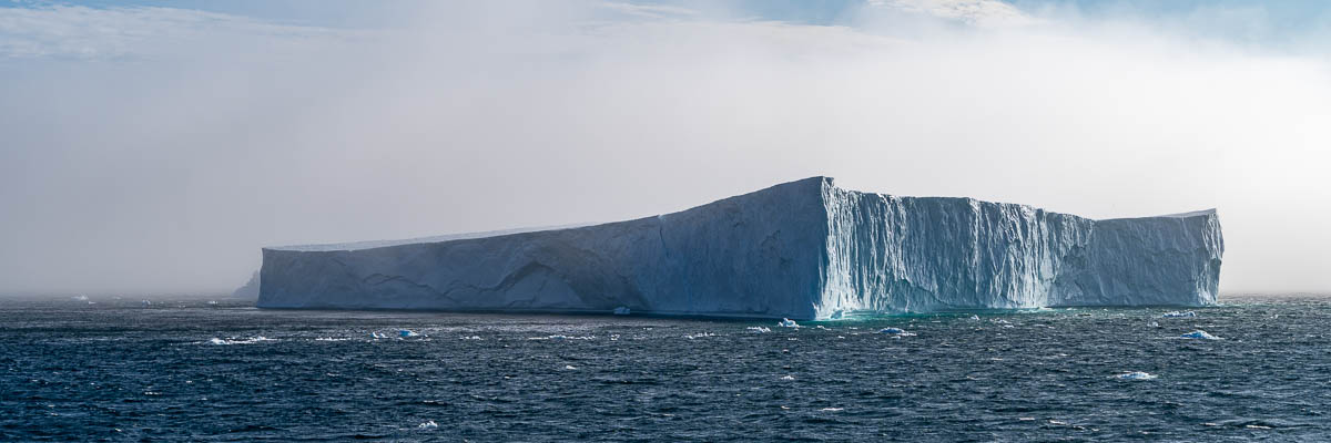 Qeqertarsuaq : iceberg tabulaire