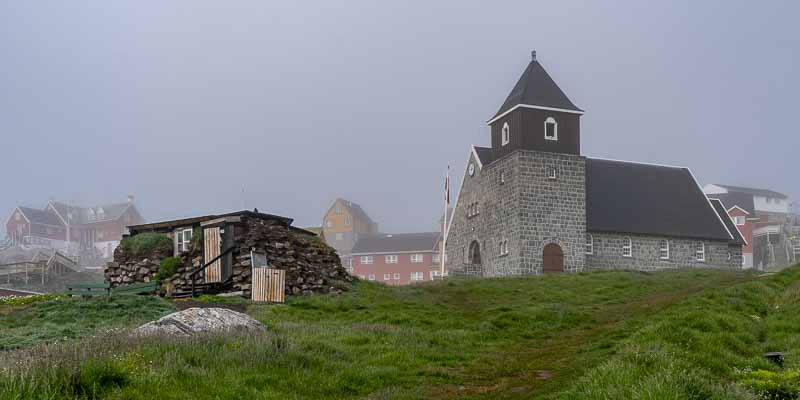 Uummannaq : maison en tourbe et église