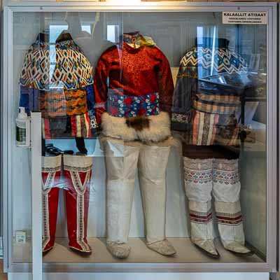 Uummannaq, musée : costumes inuits