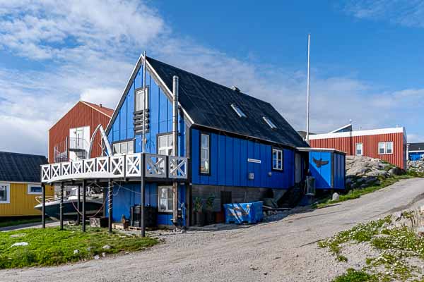 Uummannaq : maison bleue adossée à la colline