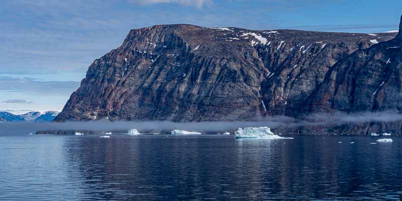 Fjord d'Uummannaq : île Salliaruseq , icebergs
