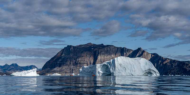 Fjord d'Uummannaq : icebergs et zodiacs, péninsule Drygalski