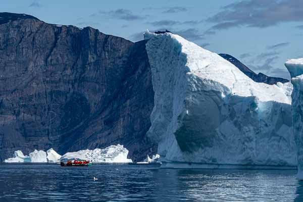 Fjord d'Uummannaq : iceberg et zodiac