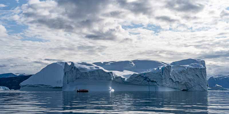 Fjord d'Uummannaq : iceberg et zodiac