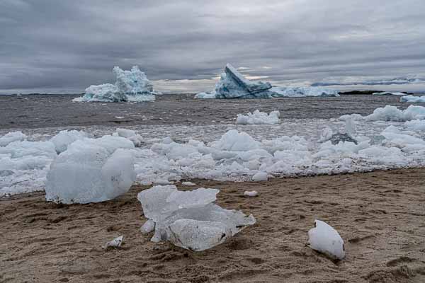 Atanikerluk : icebergs et glaçons sur la plage