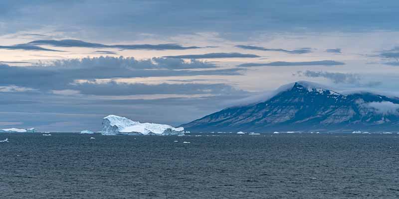 Détroit de Sullorsuaq (Vaigat) : icebergs, île de Qeqertarsuaq (Disko)