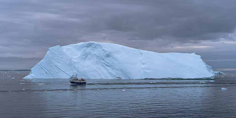 Entrée du fjord d'Ilulissat : iceberg et bateau