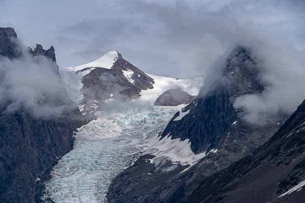 Kangerlussuatsiaq (fjord Evighed) : glacier et sommet neigeux