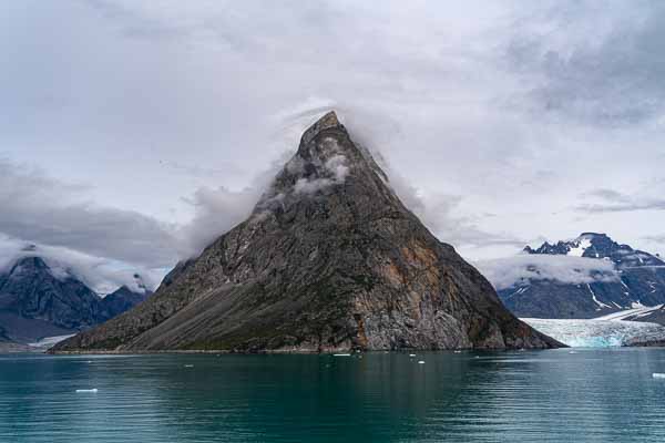 Kangerlussuatsiaq (fjord Evighed) : sommet pointu