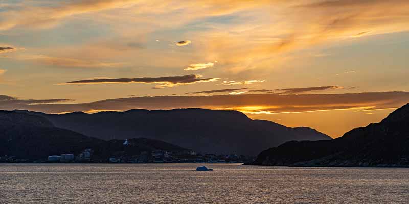 Julianehåbsfjord : Qaqortoq au coucher du soleil