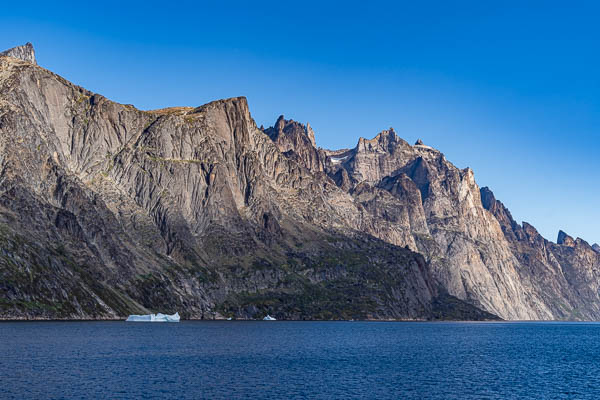 Fjord Torsukattaq : rive ouest