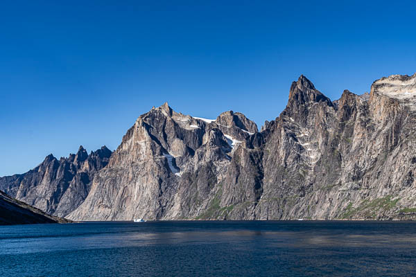 Fjord Torsukattaq : rive ouest