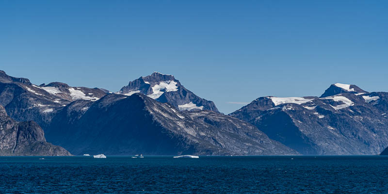 Fjord Torsukattaq, au loin sommet, 2281 m