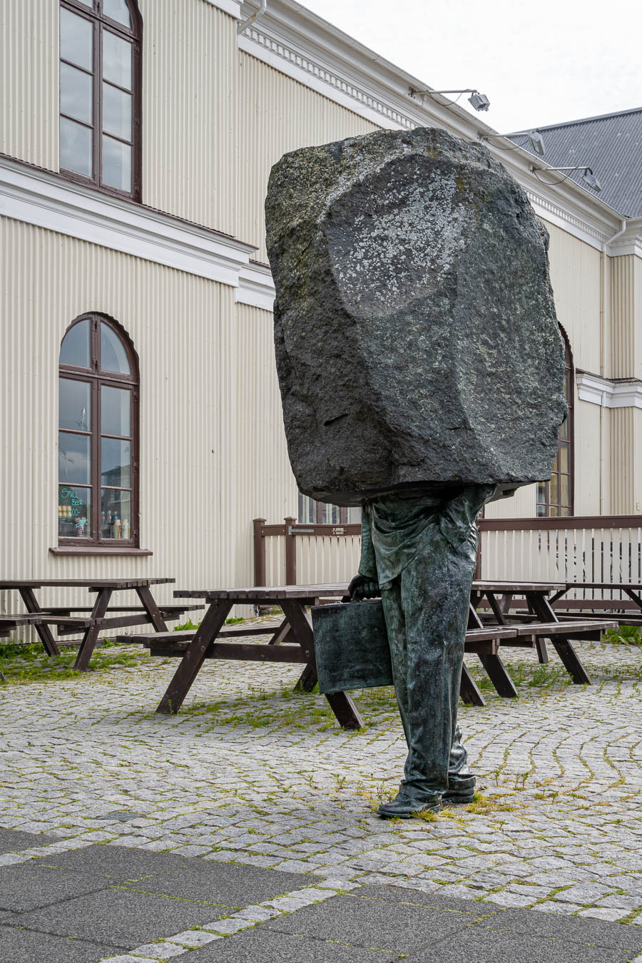 Reykjavik, Tjörnin : « Óþekkti embættismaðurinn (Le bureaucrate inconnu) » par Magnús Tómasson