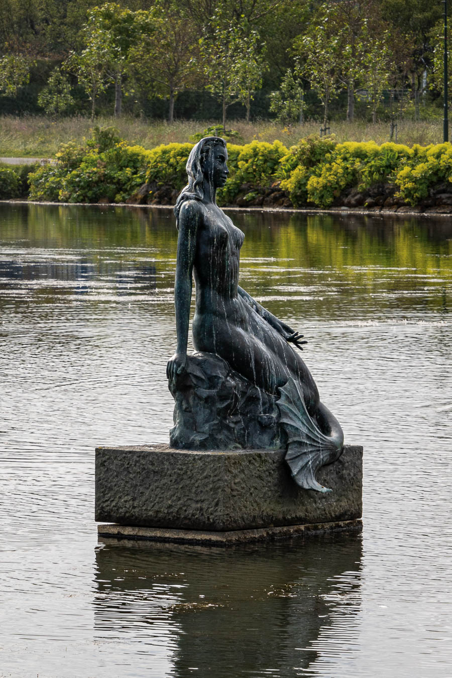 Reykjavik, Tjörnin : « Hafmeyjan (Sirène) » par Nína Sæmundsson