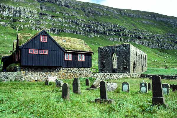 Îles Féroé, Streymoy : village et cathédrale de Kirkjubøur