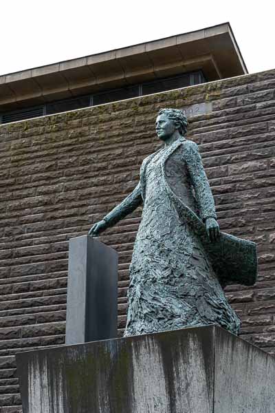Reykjavik, Austurvöllur : Althing (Parlement), statue d'Ingibjörg H. Bjarnason