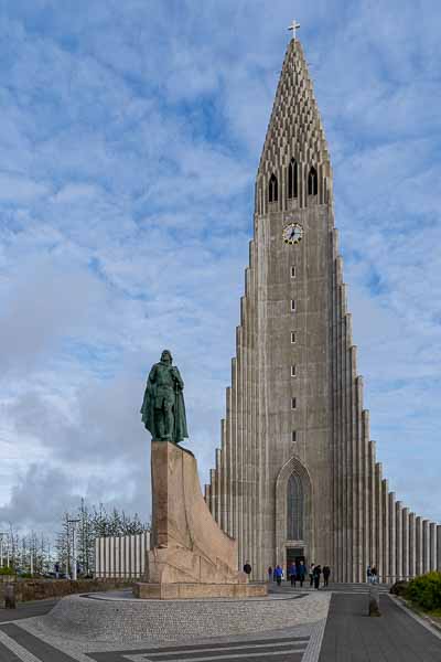 Reykjavik : Hallgrímskirkja et statue de Leif Eriksson