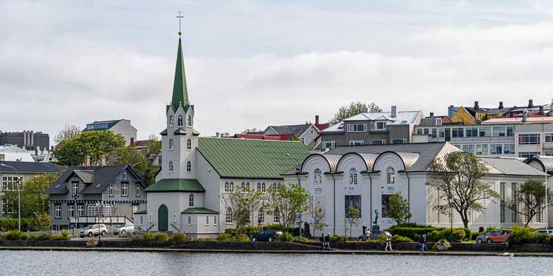 Reykjavik, Tjörnin : Fríkirkjan et musée d'art contemporain