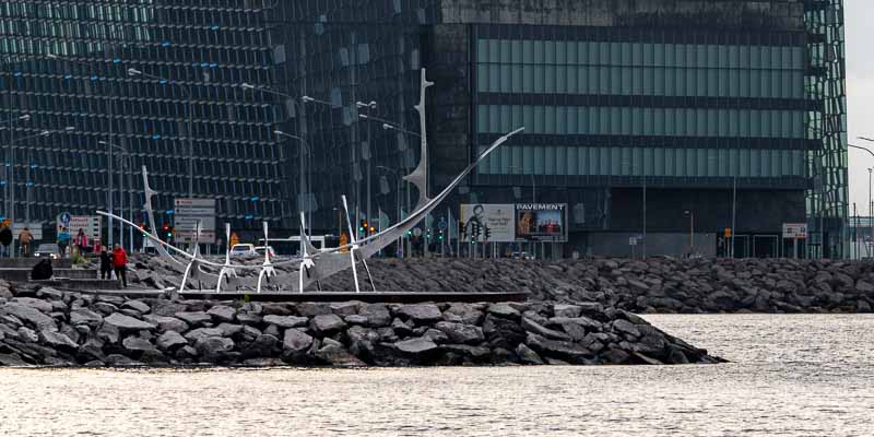 Reykjavik : « Sólfar (Le Voyageur du Soleil) » par Jón Gunnar Árnason devant Harpa